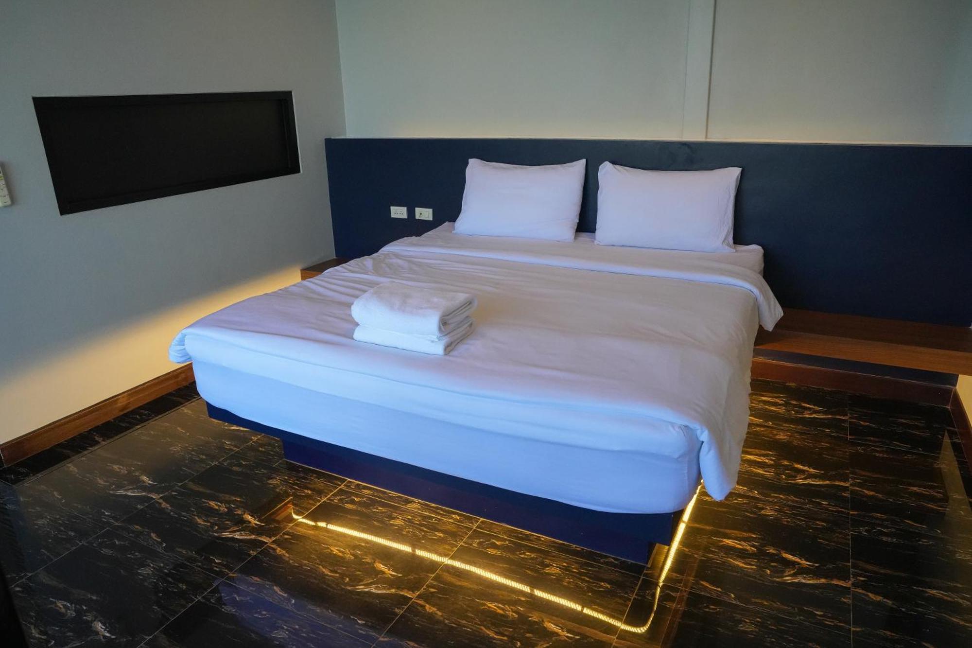 Skyline Resort Ban Khlong Lat Bua Khao Exteriör bild